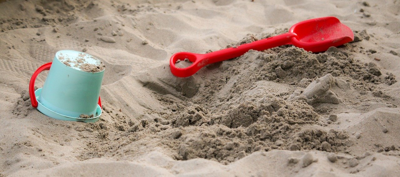 На детскую площадку на Полтавской завезли песок