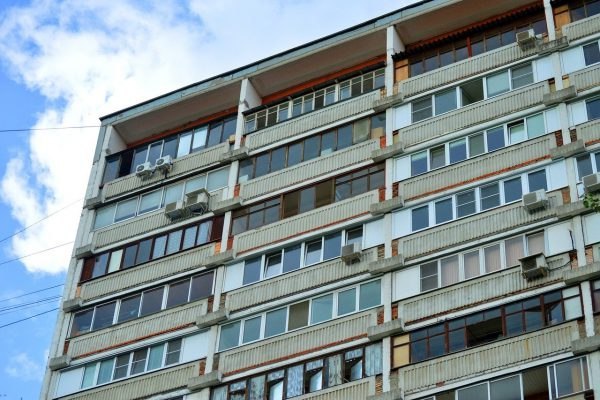 В доме на 1-й Хуторской коммунальщики закрыли подвальное окно