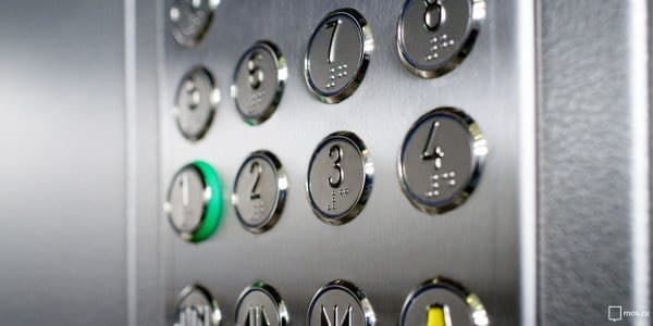 В доме на Бутырской продезинфицировали лифт