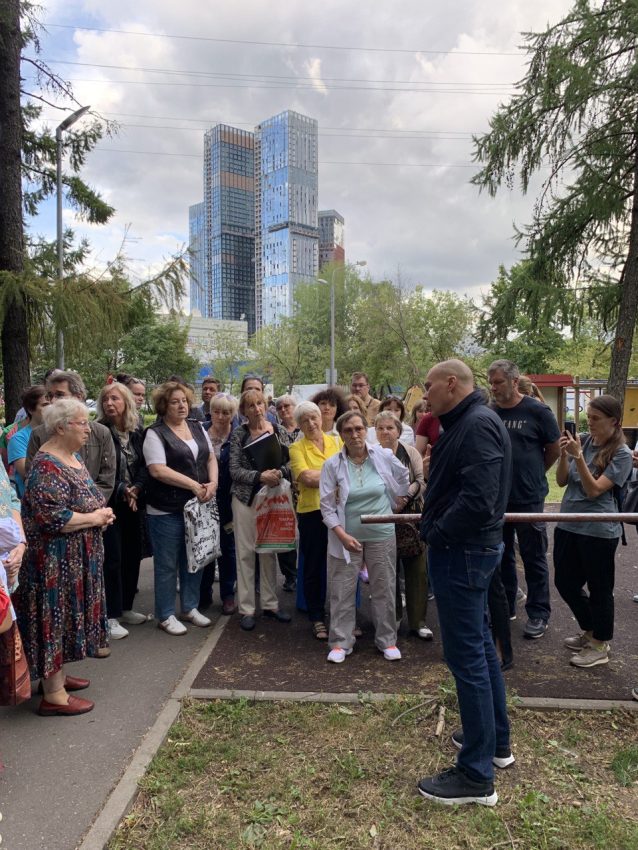 Андрей Медведев по просьбе жителей посетил хостелы в Тимирязевском районе